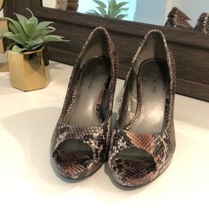 Black/brown snakeskin print Bandolino heel